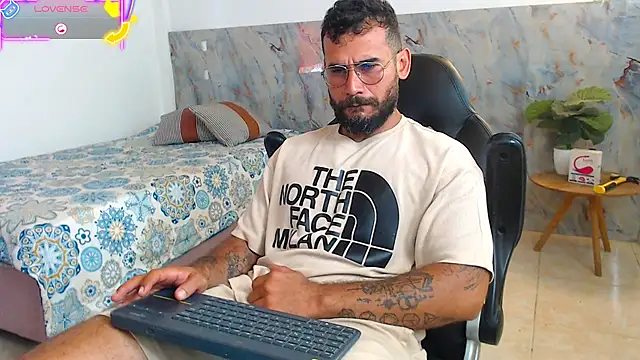 Snapshot of hanz_col chatting on October 27, 2:43 pm hanz col online show from October 27, 2:43 pm