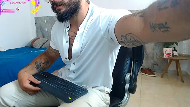 Snapshot of hanz_col chatting on November 6, 11:22 am hanz col online show from November 6, 11:22 am