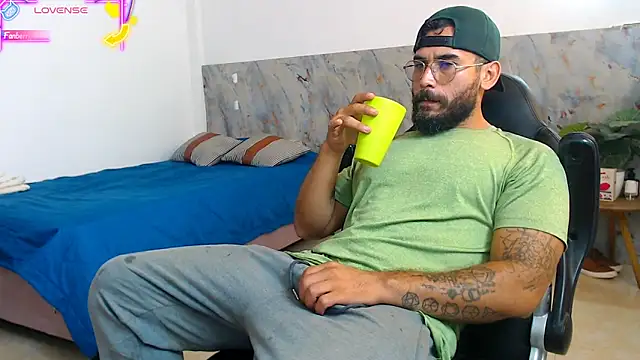 Snapshot of hanz_col chatting on November 7, 2:22 am hanz col online show from November 7, 2:22 am