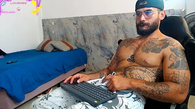 Snapshot of hanz_col chatting on November 8, 10:37 am hanz col online show from November 8, 10:37 am