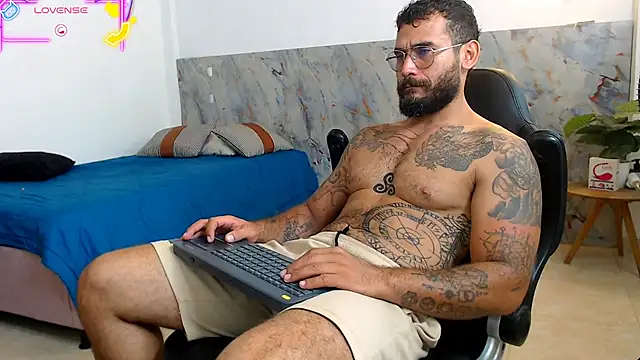 Snapshot of hanz_col chatting on November 12, 2:12 am hanz col online show from November 12, 2:12 am