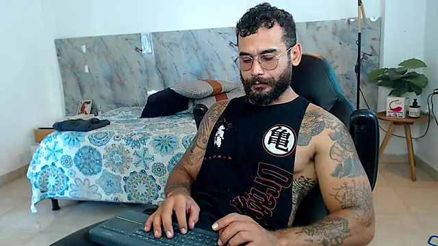 Snapshot of hanz_col chatting on November 17, 1:39 pm hanz col online show from November 17, 1:39 pm