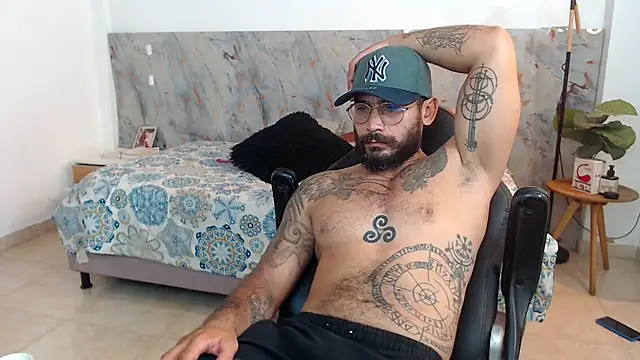 Snapshot of hanz_col chatting on November 19, 2:33 am hanz col online show from November 19, 2:33 am