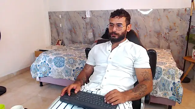 Snapshot of hanz_col chatting on November 19, 2:39 pm hanz col online show from November 19, 2:39 pm