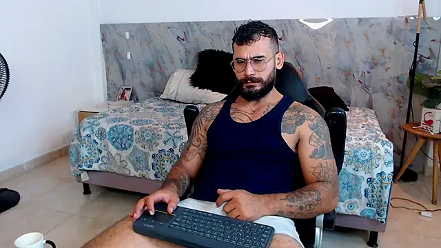 Snapshot of hanz_col chatting on November 21, 2:43 am hanz col online show from November 21, 2:43 am