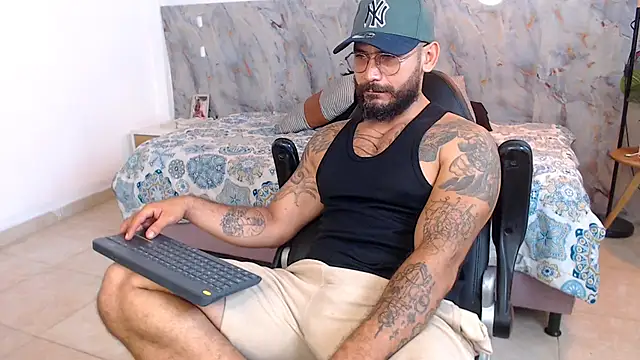 Snapshot of hanz_col chatting on November 22, 4:33 am hanz col online show from November 22, 4:33 am