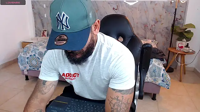 Snapshot of hanz_col chatting on December 3, 3:43 pm hanz col online show from December 3, 3:43 pm