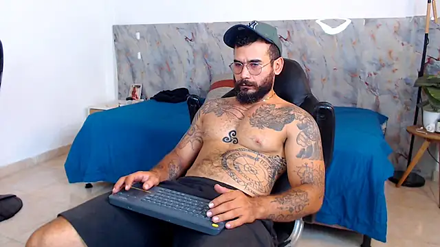 Snapshot of hanz_col chatting on December 14, 11:26 am hanz col online show from December 14, 11:26 am