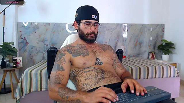 Snapshot of hanz_col chatting on May 6, 4:23 pm hanz col online show from May 6, 4:23 pm