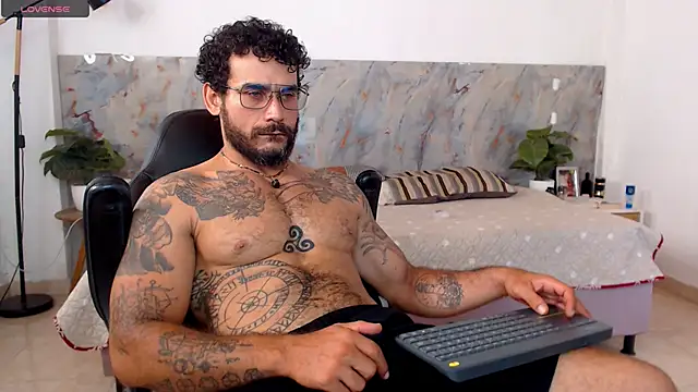 Snapshot of hanz_col chatting on June 20, 6:22 pm hanz col online show from June 20, 6:22 pm