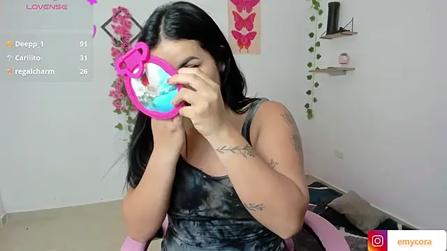 Snapshot of Emic_ chatting on December 16, 8:48 pm Emic  online show from December 16, 8:48 pm