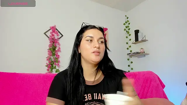 Snapshot of Emic_ chatting on January 28, 5:56 pm Emic  online show from January 28, 5:56 pm