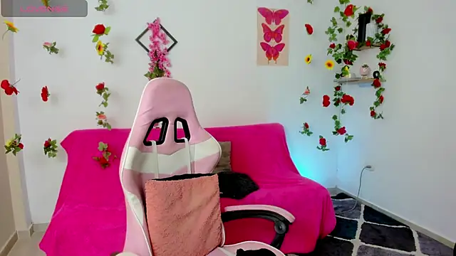 Snapshot of Emic_ chatting on February 6, 2:48 pm Emic  online show from February 6, 2:48 pm