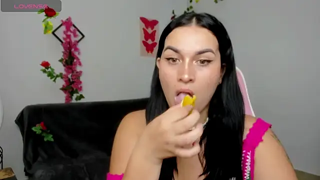 Snapshot of Emic_ chatting on February 7, 6:24 pm Emic  online show from February 7, 6:24 pm