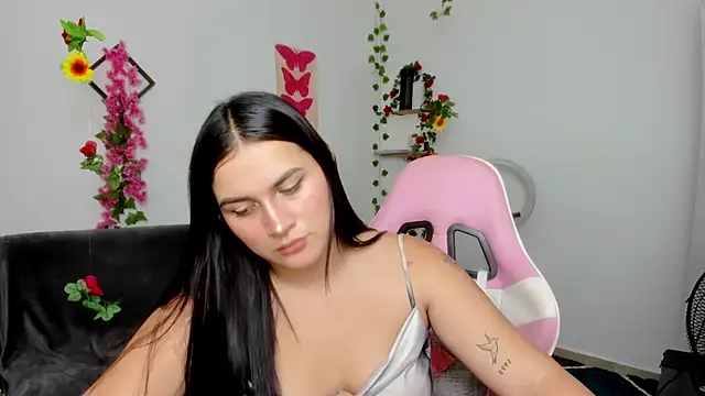 Snapshot of Emic_ chatting on February 10, 8:21 pm Emic  online show from February 10, 8:21 pm