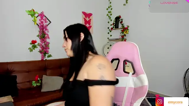 Snapshot of Emic_ chatting on February 17, 7:42 pm Emic  online show from February 17, 7:42 pm