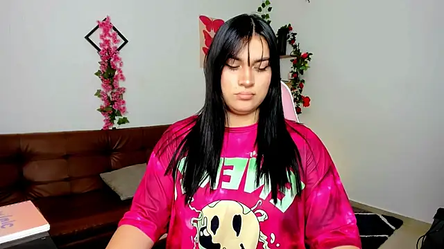 Snapshot of Emic_ chatting on February 24, 6:58 pm Emic  online show from February 24, 6:58 pm