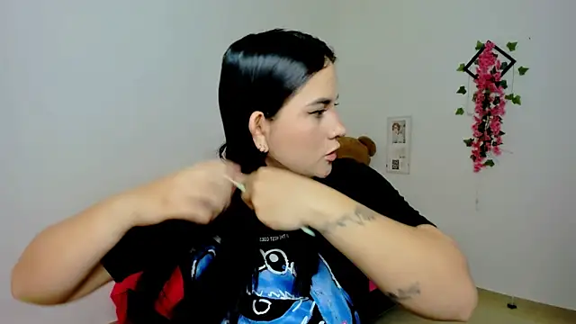 Snapshot of Emic_ chatting on March 11, 4:18 pm Emic  online show from March 11, 4:18 pm