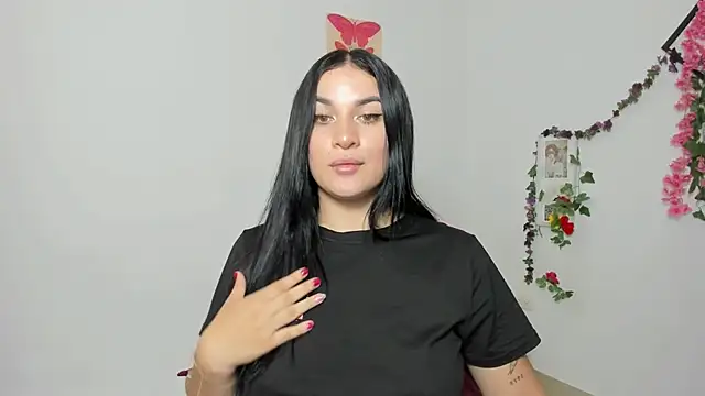 Snapshot of Emic_ chatting on October 16, 1:06 am Emic  online show from October 16, 1:06 am