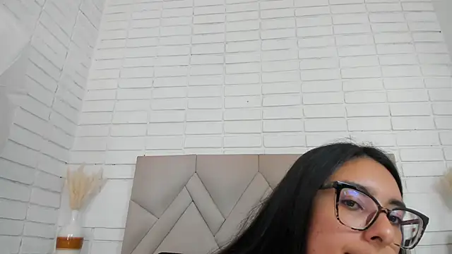 Isis Osman online show from October 28, 7:05 pm