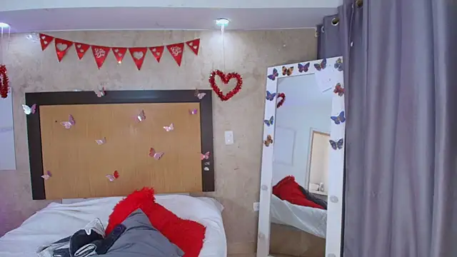 mialopez52 online show from February 18, 6:59 pm