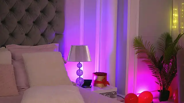 YasmineShaw online show from March 19, 2:27 am