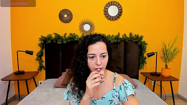 Snapshot of Linda_Insatiable chatting on January 11, 1:37 am Linda Insatiable online show from January 11, 1:37 am