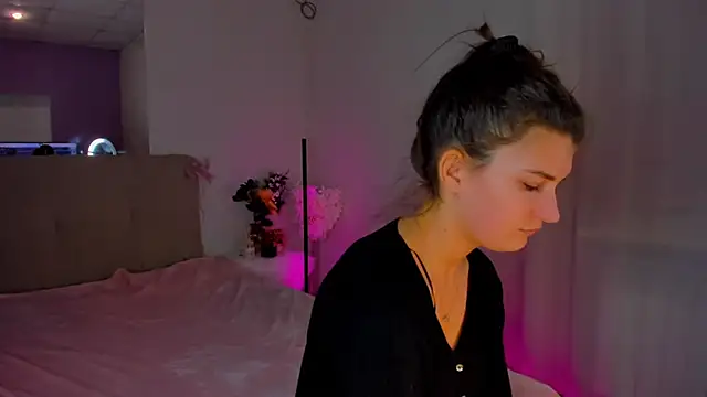 Laura Leee online show from January 8, 10:15 am