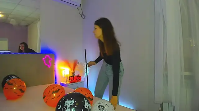 Laura Leee online show from October 23, 5:29 am