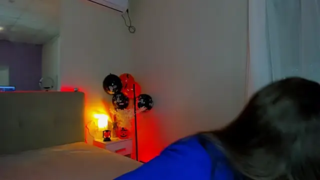 Laura Leee online show from November 1, 6:48 am