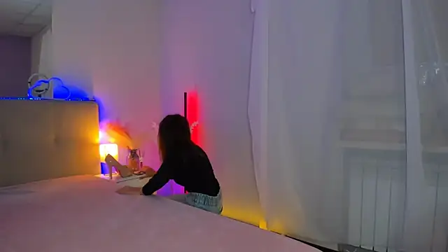 Laura Leee online show from December 2, 5:57 am