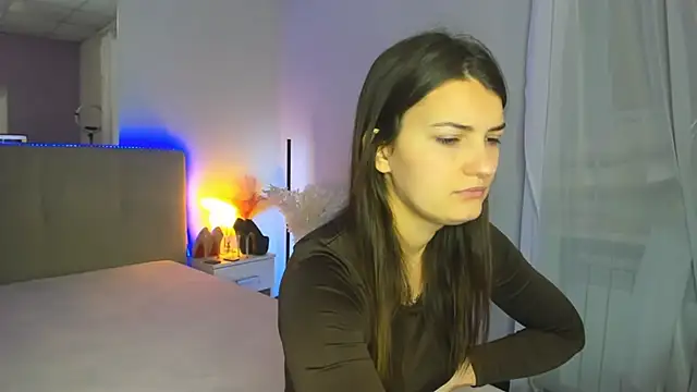 Laura Leee online show from December 5, 6:11 am