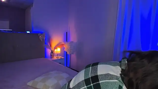 Laura Leee online show from April 29, 5:00 am