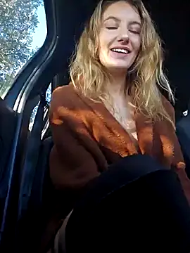 Snapshot of Luxymin34 chatting on February 6, 9:32 am Luxymin34 online show from February 6, 9:32 am