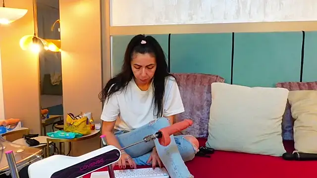 Snapshot of SarraRose chatting on March 14, 8:32 am SarraRose online show from March 14, 8:32 am
