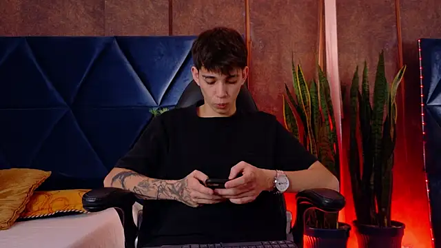 Lion Foster01 online show from December 13, 9:53 pm