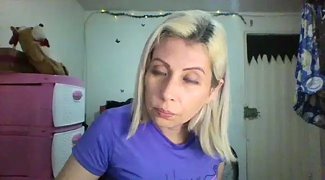 Snapshot of alixia81 chatting on December 5, 10:12 pm alixia81 online show from December 5, 10:12 pm