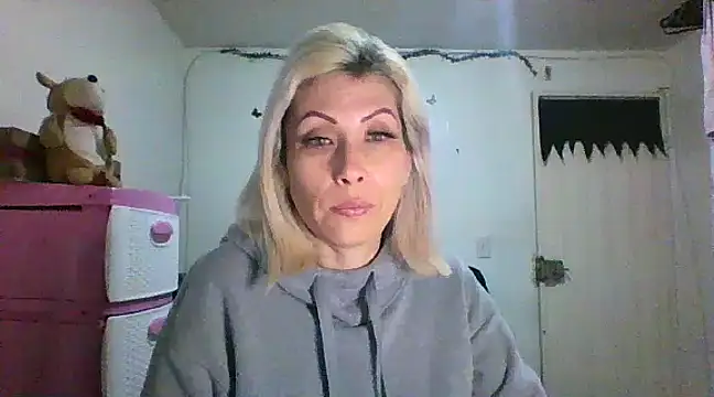 Snapshot of alixia81 chatting on December 10, 9:23 am alixia81 online show from December 10, 9:23 am