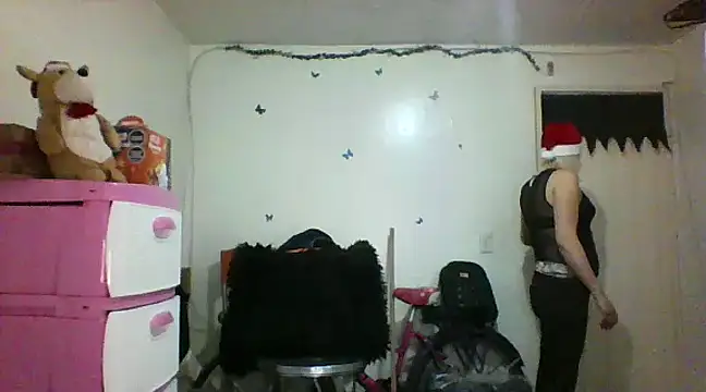 Snapshot of alixia81 chatting on December 11, 10:06 pm alixia81 online show from December 11, 10:06 pm