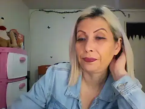 Snapshot of alixia81 chatting on December 13, 12:06 pm alixia81 online show from December 13, 12:06 pm
