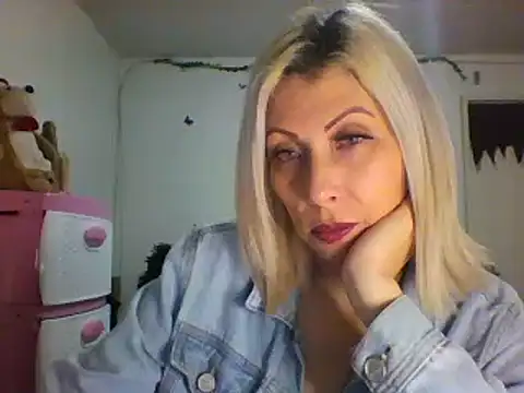 Snapshot of alixia81 chatting on December 15, 9:24 am alixia81 online show from December 15, 9:24 am
