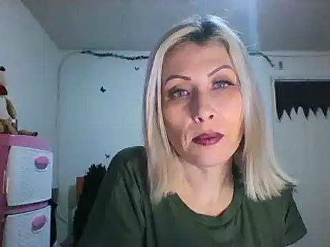 Snapshot of alixia81 chatting on December 16, 11:18 pm alixia81 online show from December 16, 11:18 pm