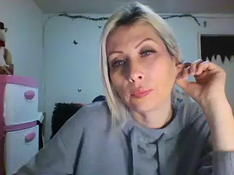 Snapshot of alixia81 chatting on December 21, 11:24 pm alixia81 online show from December 21, 11:24 pm