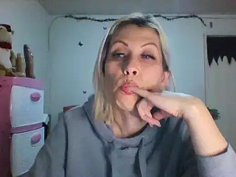 Snapshot of alixia81 chatting on December 22, 2:28 am alixia81 online show from December 22, 2:28 am