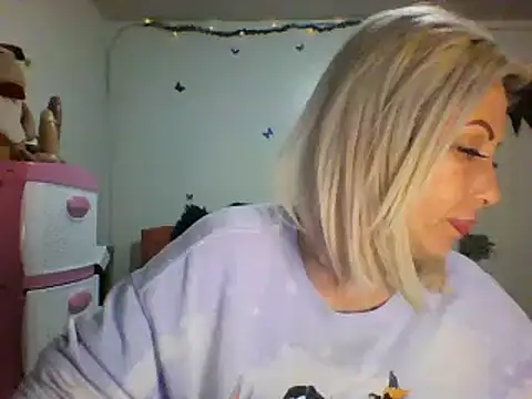 Snapshot of alixia81 chatting on December 23, 1:40 am alixia81 online show from December 23, 1:40 am