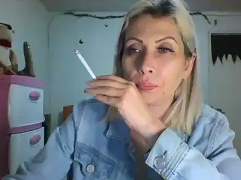 Snapshot of alixia81 chatting on December 24, 1:38 am alixia81 online show from December 24, 1:38 am