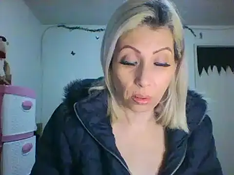 Snapshot of alixia81 chatting on December 24, 9:39 am alixia81 online show from December 24, 9:39 am