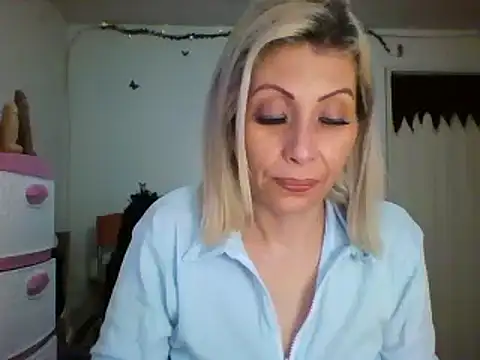 Snapshot of alixia81 chatting on December 28, 12:35 pm alixia81 online show from December 28, 12:35 pm