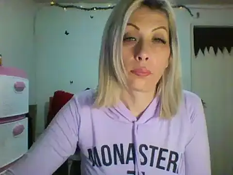 Snapshot of alixia81 chatting on January 8, 9:32 am alixia81 online show from January 8, 9:32 am