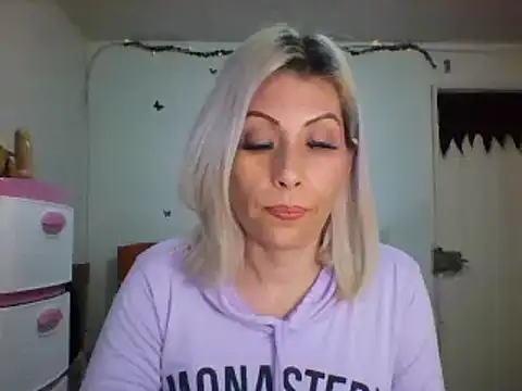 Snapshot of alixia81 chatting on January 8, 12:37 pm alixia81 online show from January 8, 12:37 pm